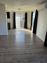 1011 SE Locust St in Dundee, OR - Building Photo - Building Photo