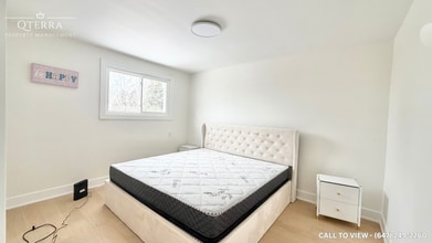 1328 Bunnell Dr in Burlington, ON - Building Photo - Building Photo