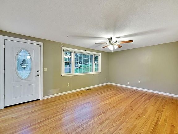 7 Linden Dr in South Hadley, MA - Building Photo - Building Photo