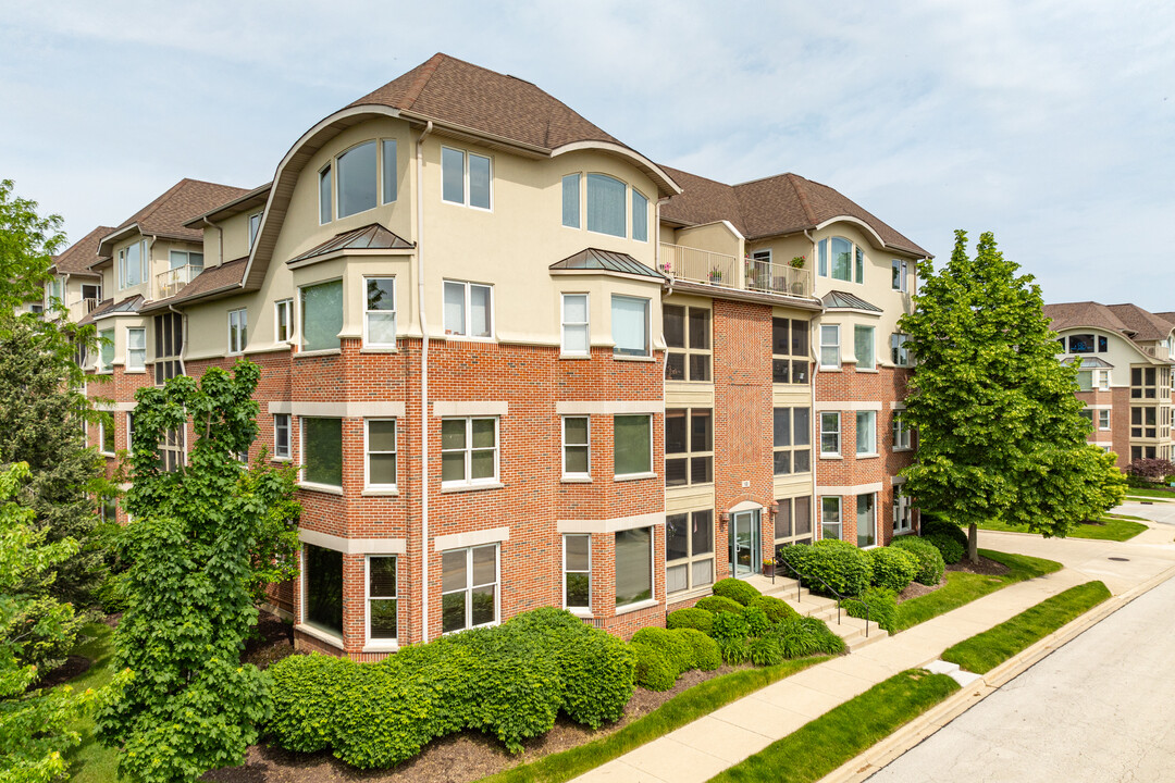 100 N River Ln in Geneva, IL - Building Photo