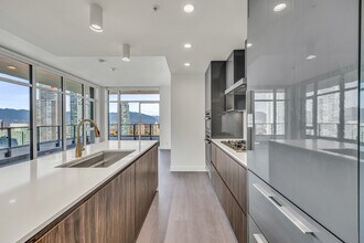 6511 Sussex Ave in Burnaby, BC - Building Photo - Building Photo