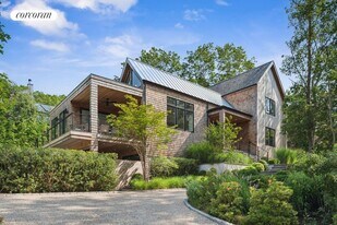 28 Wheelock Walk in East Hampton, NY - Building Photo
