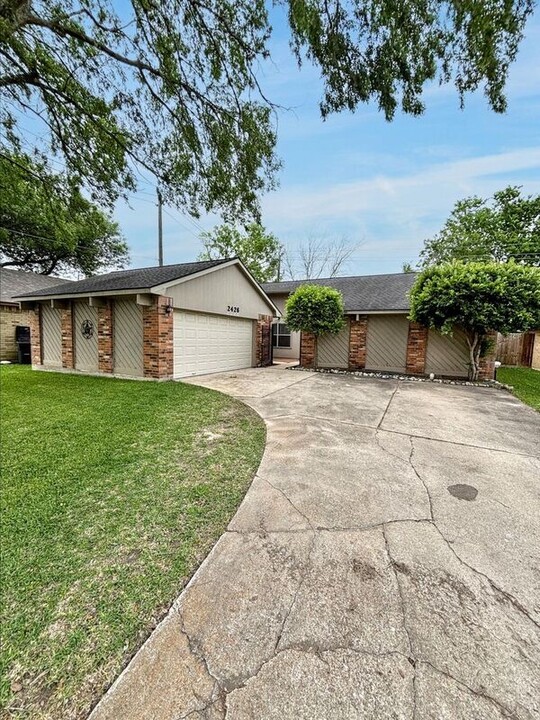 2426 Tall Ships Ln in Friendswood, TX - Building Photo