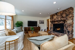 2767 Oakwood Ln in St. Joseph, MI - Building Photo