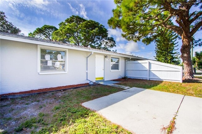 3312 52nd Ave Dr W in Bradenton, FL - Foto de edificio - Building Photo
