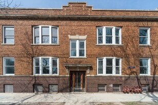 2010 W Cornelia Ave in Chicago, IL - Building Photo
