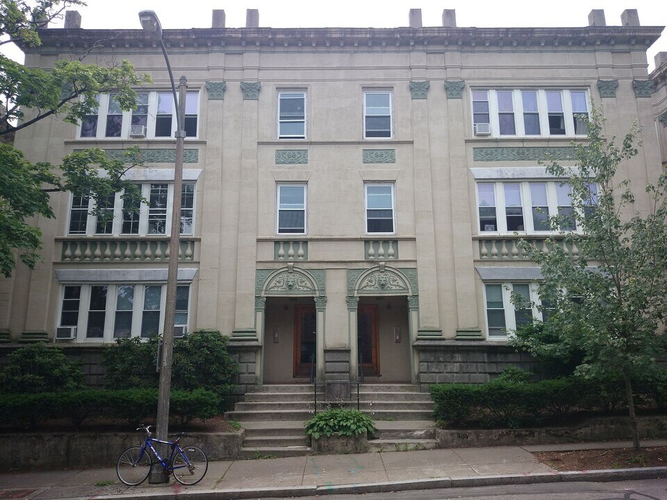 324 Saint Paul St, Unit 1 in Brookline, MA - Building Photo