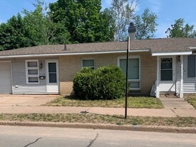 1002 W Kaye Ave in Marquette, MI - Building Photo