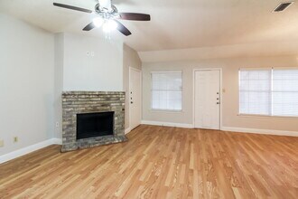 1205 Hall Rd in Seagoville, TX - Foto de edificio - Building Photo