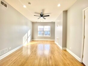 1010 W Sunnyside Ave, Unit 1010-3 in Chicago, IL - Building Photo - Building Photo