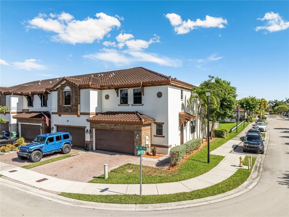 16620 SW 42nd Terrace in Miami, FL - Building Photo