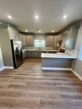 6227 Orion Ave in Van Nuys, CA - Foto de edificio - Building Photo