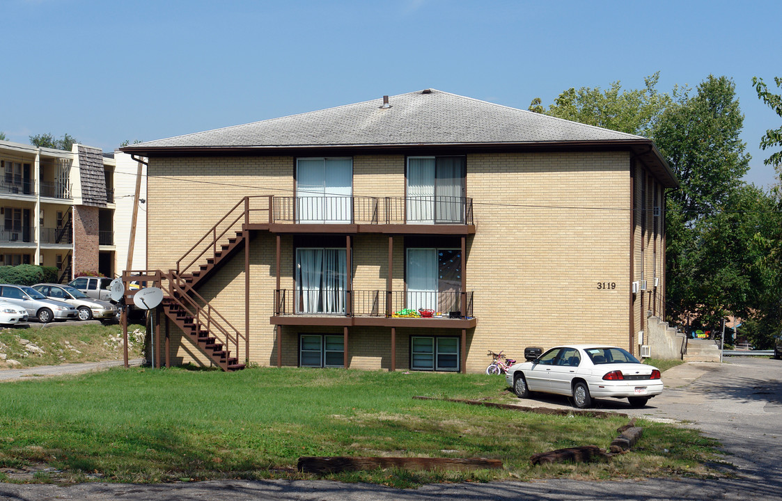 COLONIAL ARMS in Des Moines, IA - Building Photo