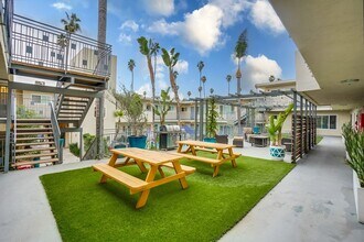 621 E 99th St in Inglewood, CA - Building Photo - Building Photo