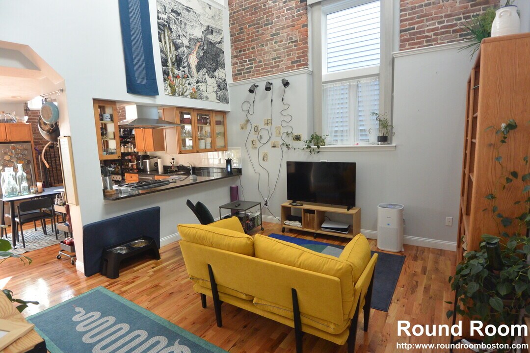 336 Saratoga St in Boston, MA - Building Photo