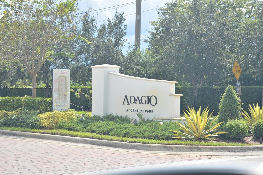 10620 NW 88th St in Doral, FL - Foto de edificio