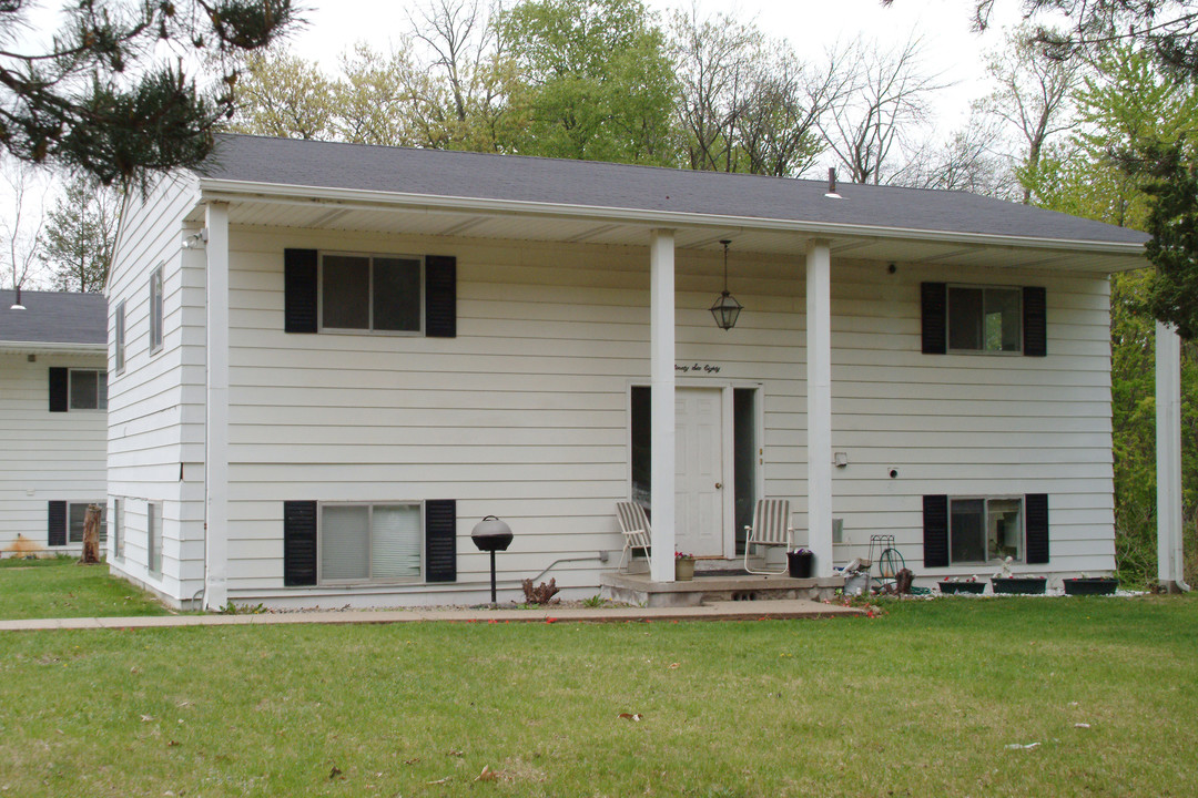 Portage Lake Duplexes in Pinckney, MI - Building Photo