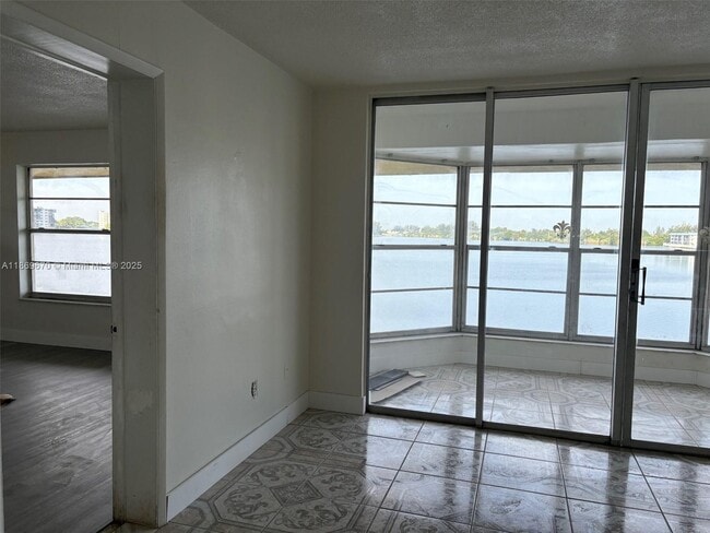 1300 NE 191st St in Miami, FL - Building Photo - Building Photo