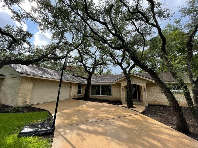 9204 Clearock Dr in Austin, TX - Foto de edificio - Building Photo