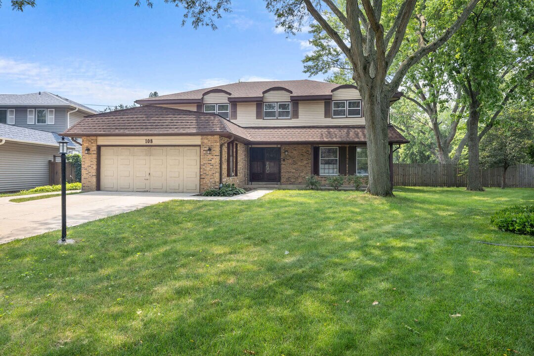 108 Holly Ct in Wheeling, IL - Building Photo