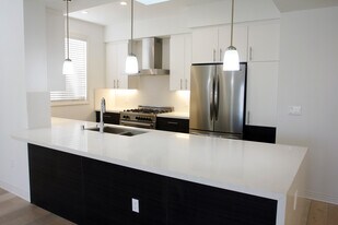 11931 Goshen Ave "Le Robaire" in Los Angeles, CA - Building Photo