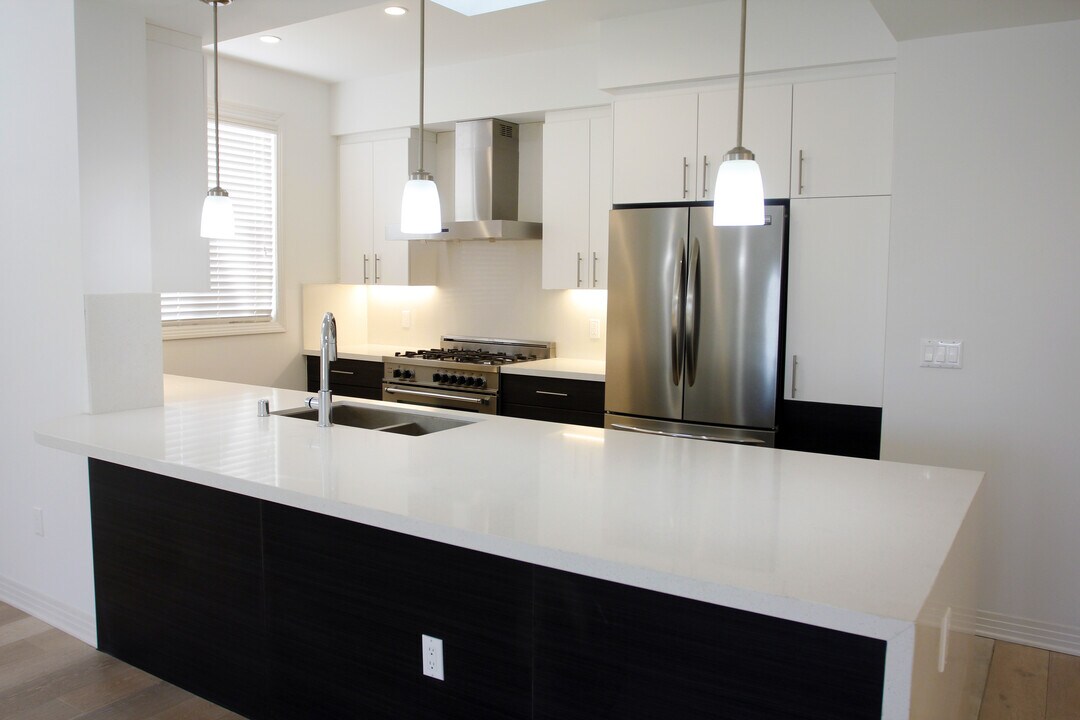 11931 Goshen Ave "Le Robaire" in Los Angeles, CA - Building Photo