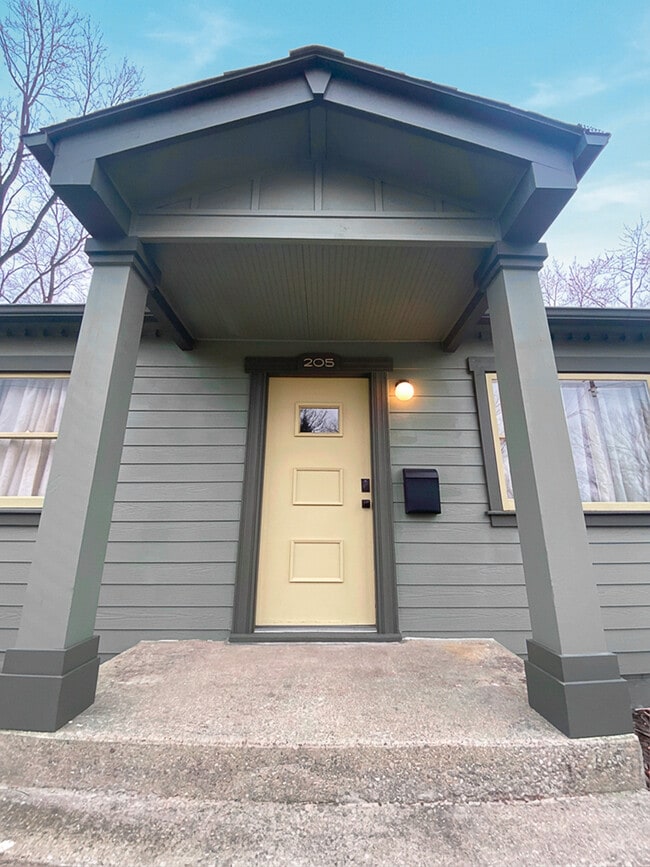 205 Hickory Ave in Crown Point, IN - Foto de edificio - Building Photo