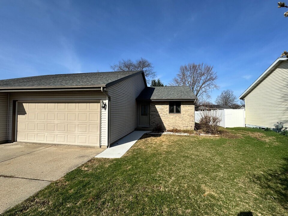 1053 N Wuthering Hills Dr in Janesville, WI - Building Photo