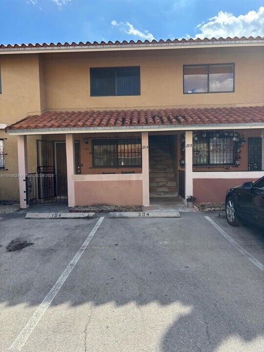 2740 W 61st St in Hialeah, FL - Building Photo