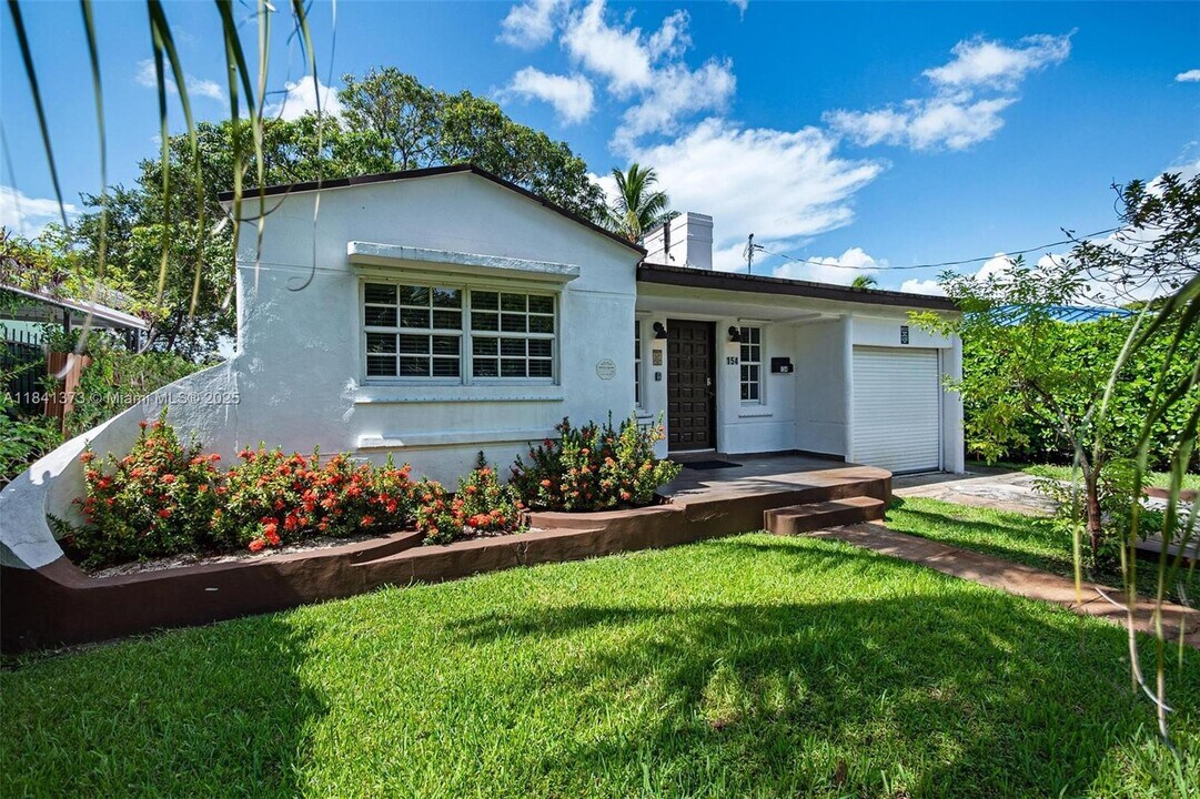 154 NW 45th St in Miami, FL - Foto de edificio