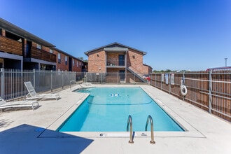 Highland Terrace Apartments in Greenville, TX - Foto de edificio - Building Photo