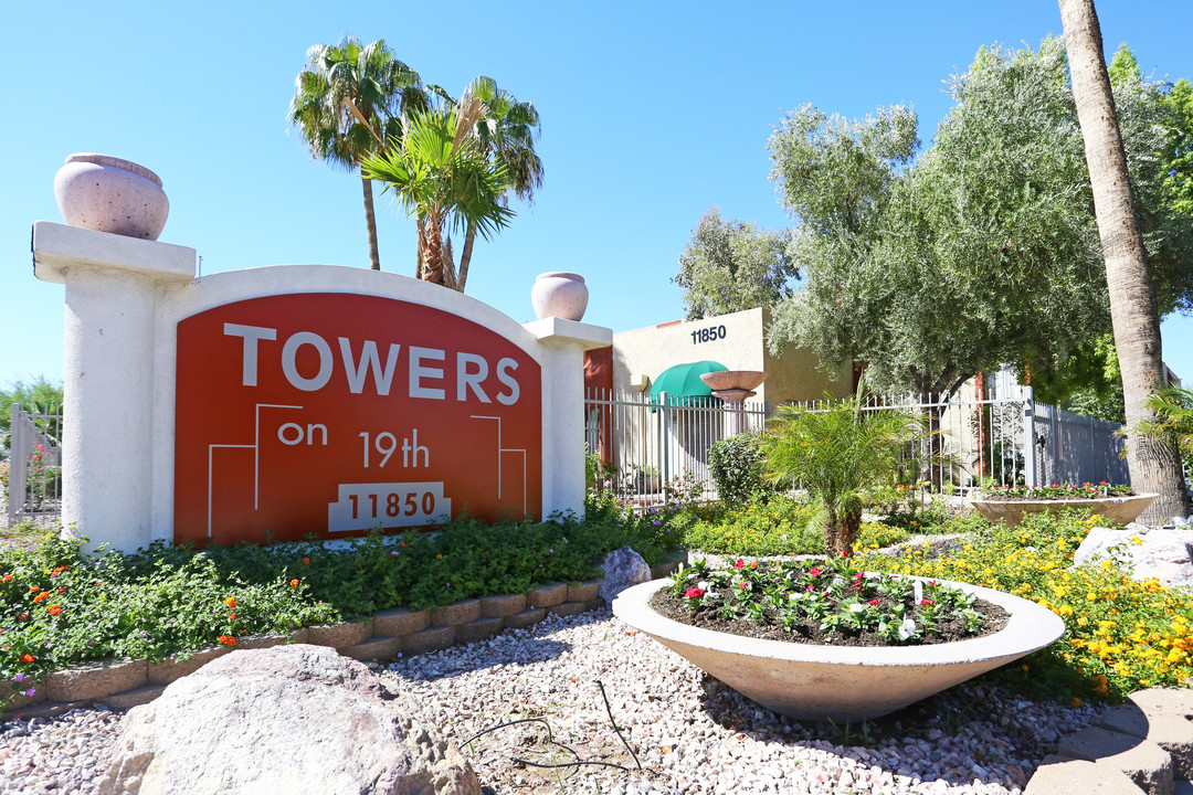 Towers on 19th in Phoenix, AZ - Building Photo