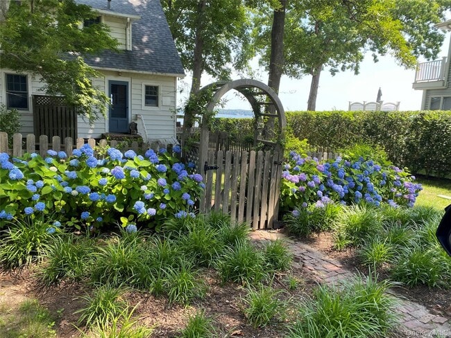 2662 Paradise Shores Rd in Southold, NY - Building Photo - Building Photo