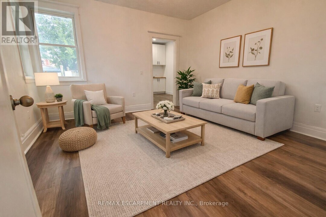 198 Sherman Ave N in Hamilton, ON - Building Photo