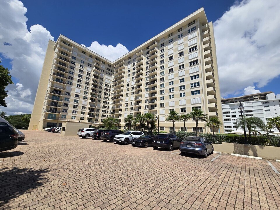 1900 S Ocean Blvd in Lauderdale-by-the-Sea, FL - Building Photo