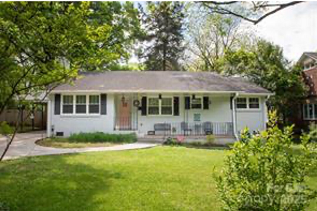 1120 E Woodlawn Rd in Charlotte, NC - Building Photo
