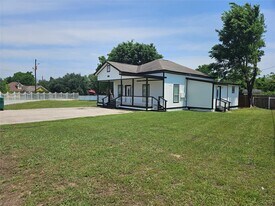 204 E Watson St in Willis, TX - Building Photo