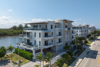 Seaside Village in Hollywood, FL - Foto de edificio - Building Photo