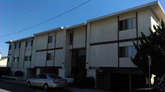 2100 Perkins Lane in Redondo Beach, CA - Building Photo