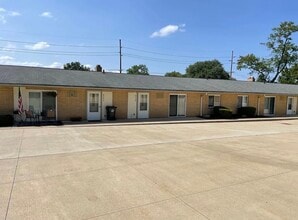 8396 N Akins Rd in North Royalton, OH - Building Photo - Building Photo