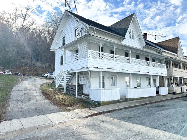 123 High St in Sprague, CT - Building Photo - Building Photo