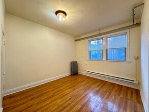 2536 N Sawyer Ave, Unit 601 in Chicago, IL - Foto de edificio - Building Photo