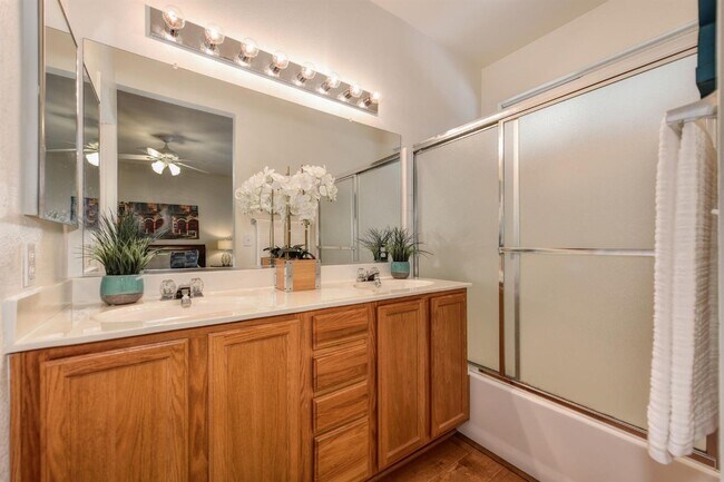 2315 Panga Pl in Gold River, CA - Foto de edificio - Building Photo