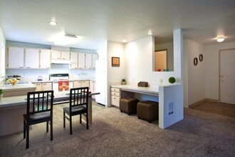Village on Broadway in Spokane Valley, WA - Foto de edificio - Building Photo