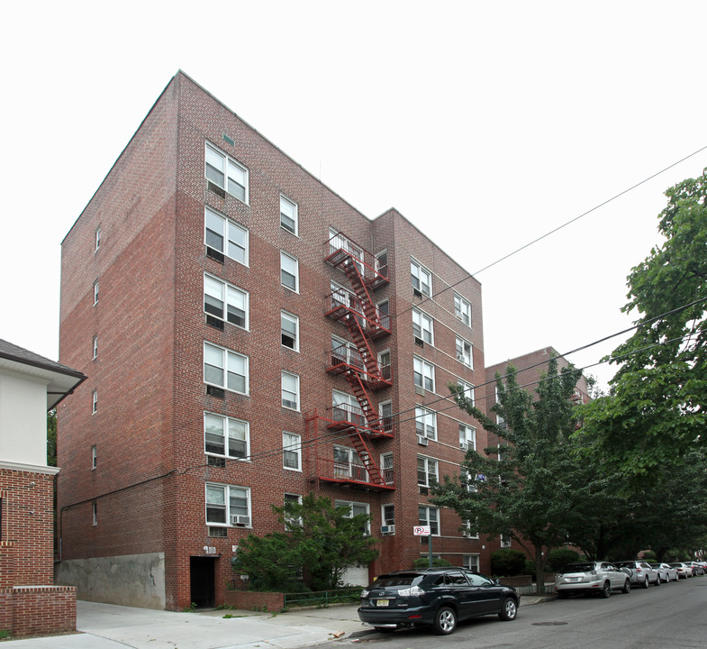 1833 E 12th St in Brooklyn, NY - Foto de edificio