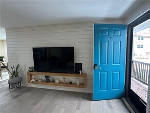 351 New London Ave in Warwick, RI - Building Photo - Building Photo