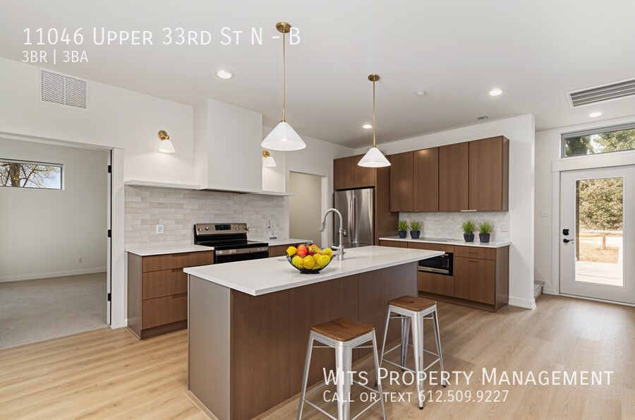 11046 Upper 33rd St N in Lake Elmo, MN - Foto de edificio