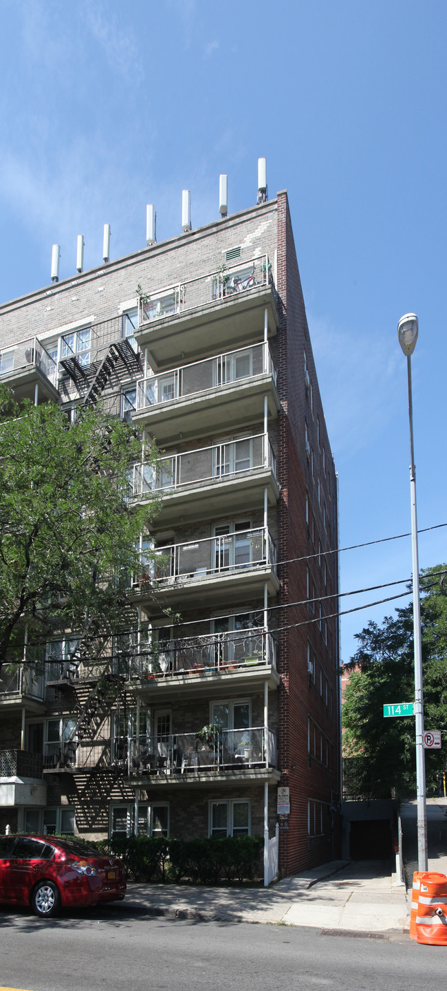 39-06 114th St in Corona, NY - Foto de edificio - Building Photo