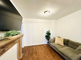 52-25 39th Rd in Queens, NY - Building Photo