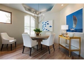 745 Rice St E in Wayzata, MN - Foto de edificio - Building Photo